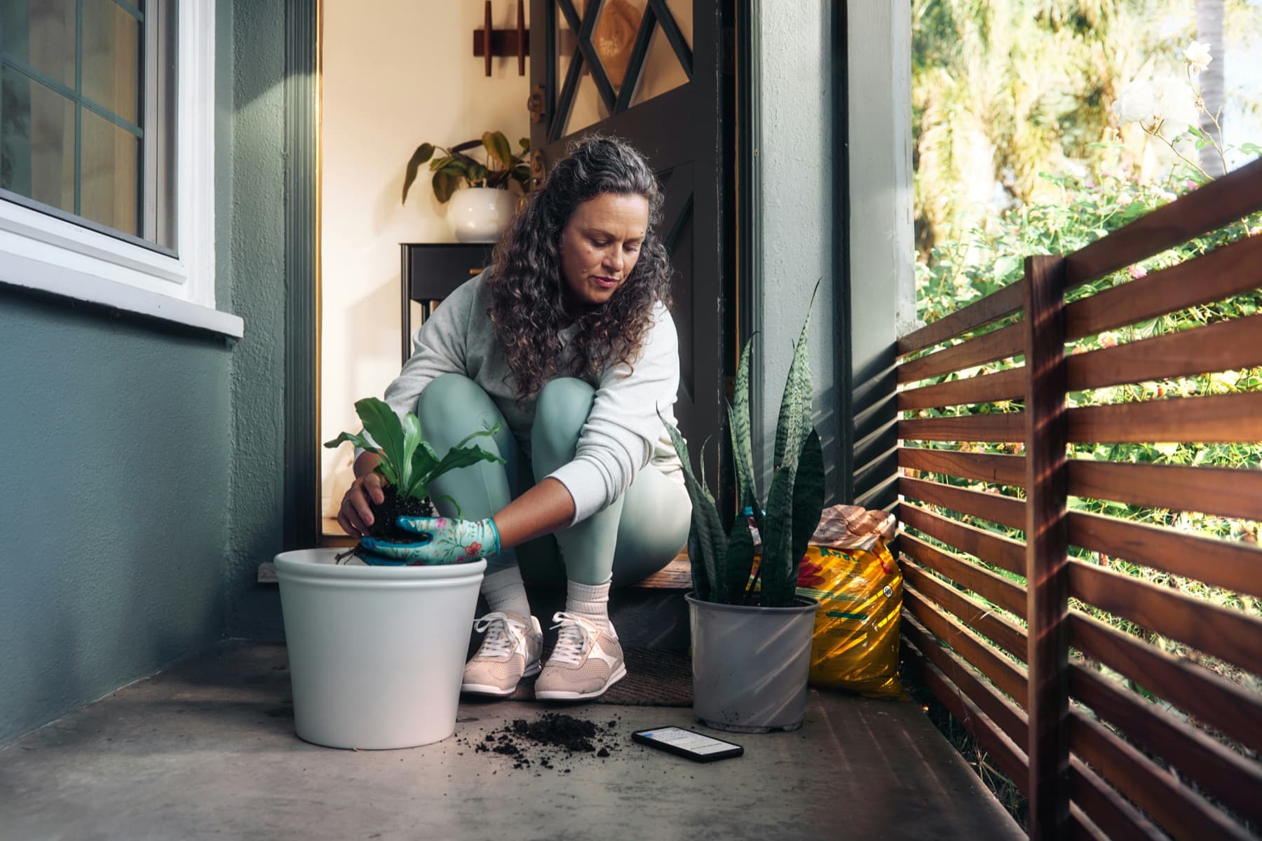 Profissional cuidando de plantas em um momento de pausa.